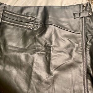 New with tag Torrid Leather Skirt with Zipper Details 1X